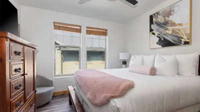 Luxurious Finishes and Gourmet Kitchen - Charming Townhome Retreat Hotels in der Nähe von Summit Community Gardens