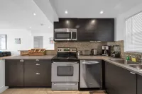 Spacious Layout with Lush Patio and Modern Kitchen - Stylish Oasis Hotels in North Miami