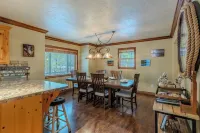 Delightful 3 bedroom cabin just 32 miles from YNP on Bills Island