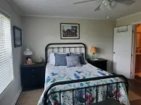 Mountain Retreat in Blue Ridge Mountains. Privacy!  Owner Managed. Hotels in Pine Swamp