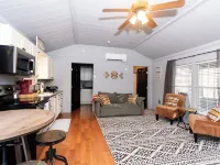 Charming cabin with WiFi and AC in delightful Belton Hotels in Belton
