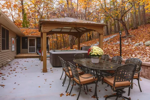 New Hot Tub and Yoga Deck Retreat - Stylish Tranquil Escape