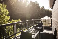 Tranquil Escape - Nature Retreat Creekfront with Hot Tub