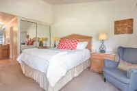 Golf Course View and Smart TV - Elegant Condo Retreat Hotels in Napa County
