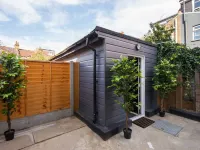 Luxury Versace 2 Bed, Hot Tub, Pool Table, Sky Tv Hotels in Leyton