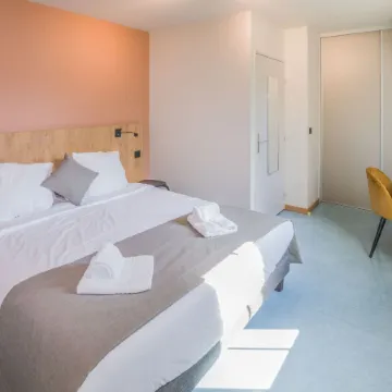 Logis Hotel l'Hôtel des Bains - Salles-la-Source