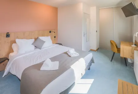 Logis Hotel l'Hôtel des Bains - Salles-la-Source