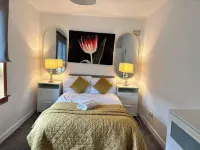 Ann St Short-Term Stay, Greenock, United Kingdom Hotels near St Joseph's Catholic Church