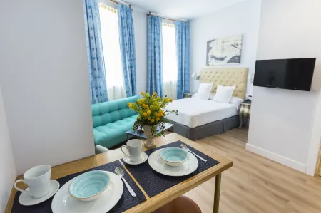 Casa de la Merced Suites Отели рядом со станцией Вокзал Марии Самбрано