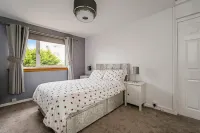 Centrally Situated 1 Bedroom House in Cumbernauld Hotels near St Joseph's Roman Catholic Church : Cumbernauld