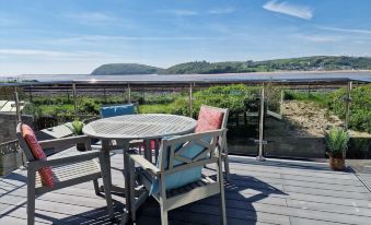 2BR-Sleeps4-Balcony-PetsOK-Parking-Ferryside