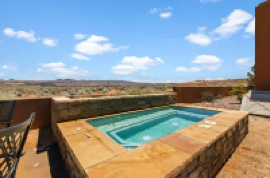 Private Swim Spa and Stunning Desert Views - Inviting Charming Retreat