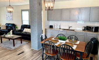 The Southside Villa - with Private Yard & Parking, Near Falls & Casino by Niagara Hospitality