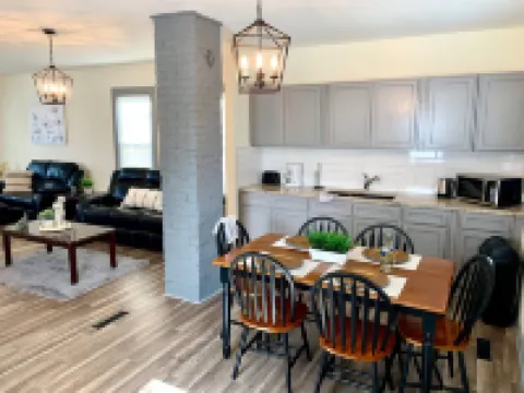 The Southside Villa - with Private Yard & Parking, Near Falls & Casino by Niagara Hospitality 酒店