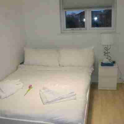 天際港灣現代2臥室公寓，提供免費停車和4K電視 Rooms