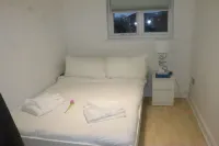 Skyline Haven - Modern 2B, Parking, Wifi & 4Ktv Отели в г. Гринвич