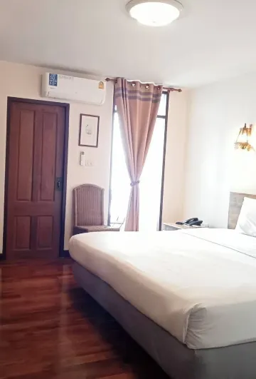 ห้องมาตรฐานเตียงคิงไซส์พร้อมวิวสระว่ายน้ำและระเบียง