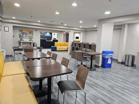 Days Inn by Wyndham Davenport Отели в г. Scott County