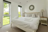 Remarkable 3-Bed Lodge in Honiton فنادق في Burlescombe