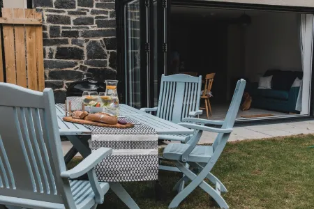 Beautiful seaside home, sea 400m, pub and coastal path. Sleeps 8. Pet friendly!