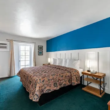 Captain's Table Hotel by Everglades Adventures