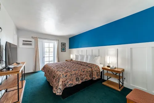Captain's Table Hotel by Everglades Adventures