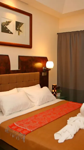 ห้องคิงไซส์ดีลักซ์พร้อมระเบียงและวิวสวน