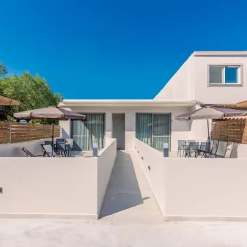 Bella Vacanza Studios - 450m from the Beach, by ZanteWize