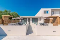 Bella Vacanza Studios - 450m from the Beach, by ZanteWize - Apartments
