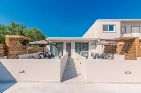 Bella Vacanza Studios - 450m from the Beach, by ZanteWize