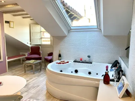 Akla Suites Con Jacuzzi Santillana