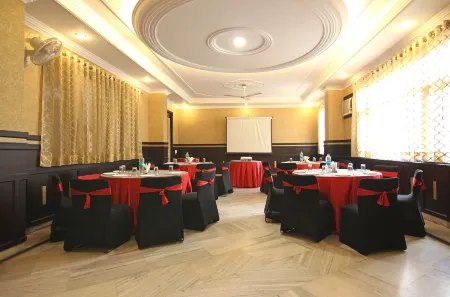 Le Grand Hotel Отели рядом с достопримечательностью «Piran Kaliyar Sharif»