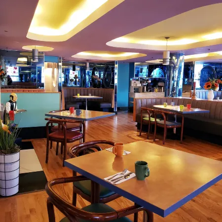 James Bay Inn Hotel, Suites & Cottage