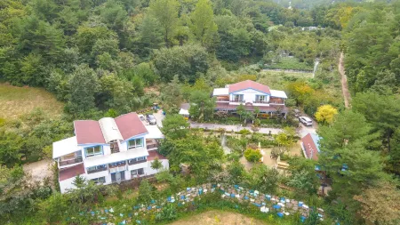 Samcheok Garden Pension Отели рядом с достопримечательностью «Jangho Port»