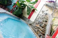 Dreamkapture Hostel Close to the Airport and Bus Terminal - piscina