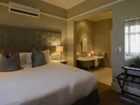 Saint James on Venice Hotels in Berea