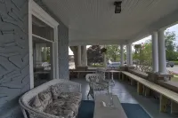 Charlevoix House Hotels in Charlevoix