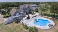 Towering Oaks Event & Retreat Center - Pools