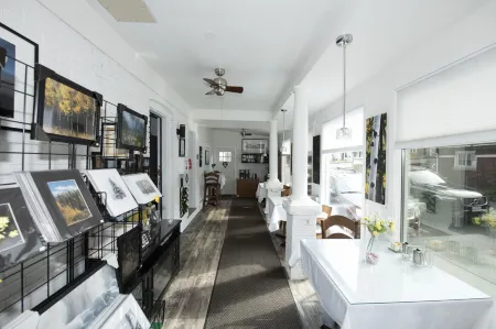 Serene Niagara Inn Отели рядом с достопримечательностью «Journey Behind the Falls»