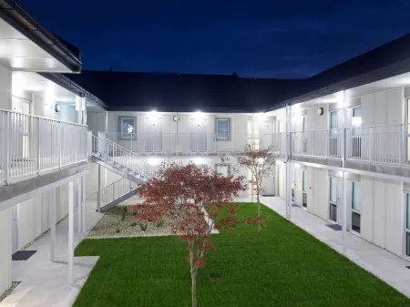 Kelly Rd Cambridge Lodge Отели рядом с достопримечательностью «Мейпл Арборетум»