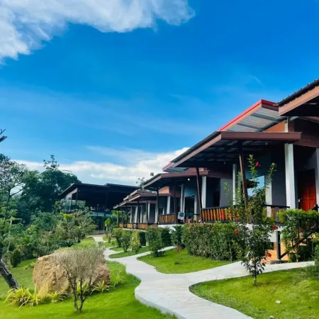 Phurin Thara Resort Отели рядом с достопримечательностью «Khao Mai Khew Cave»