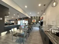 Econo Lodge Inn & Suites