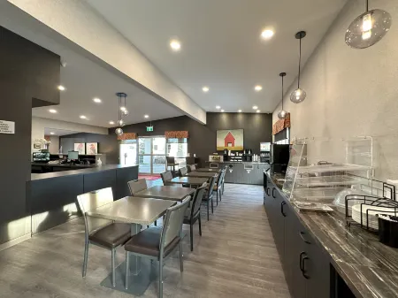 Econo Lodge Inn & Suites