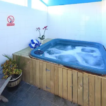 Onetangi Beach Apartments Отели рядом с достопримечательностью «Автобус Explorer Island Waiheke»