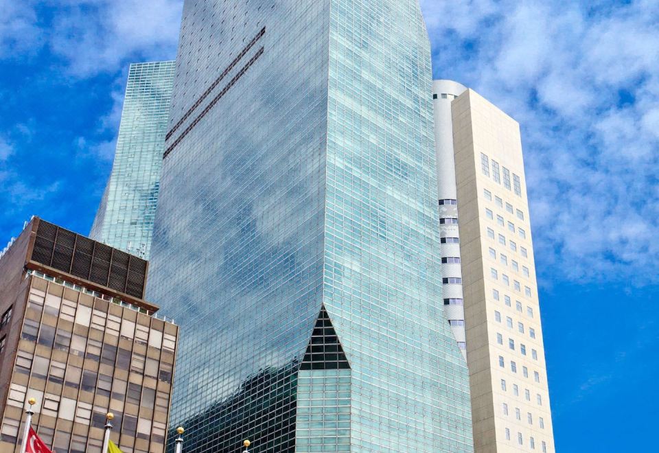 깔끔하게 정돈된 힐튼 객실 내부