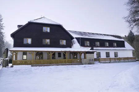 Balónový Hotel a Pivovar Radešín Отели в г. Frysava pod Zakovou horou