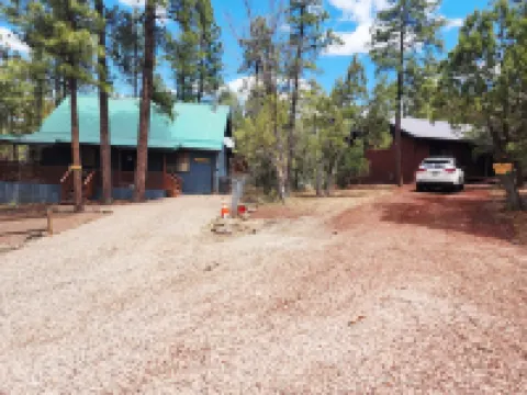 BRAND NEW CUSTOM BUILT HOME WITH AC! FENCED FOR YOUR PUPS!