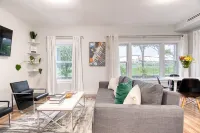Luxury New-Build 2BR w King Bed, Designer Finishes + Ultra-Fast WiFi & AC Отели в г. Бронкс