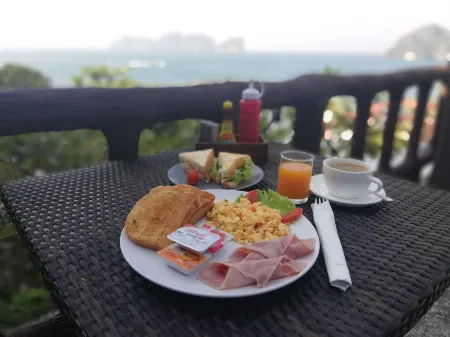 Hip Seaview Resort @ Phi Phi Отели рядом с достопримечательностью «Пхи-Пхи-Дон»