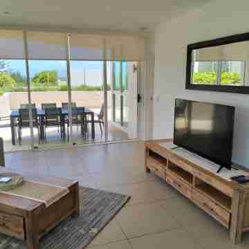 Kirra Surf Apartments Rooms